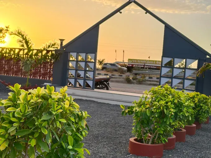 The Meeting Ground Restaurant & Café Gondal | Gujarati & International Cuisine