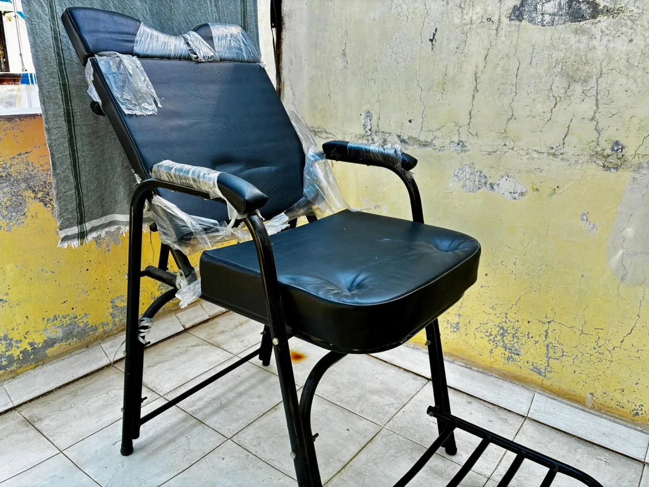 Professional black Salon Chair