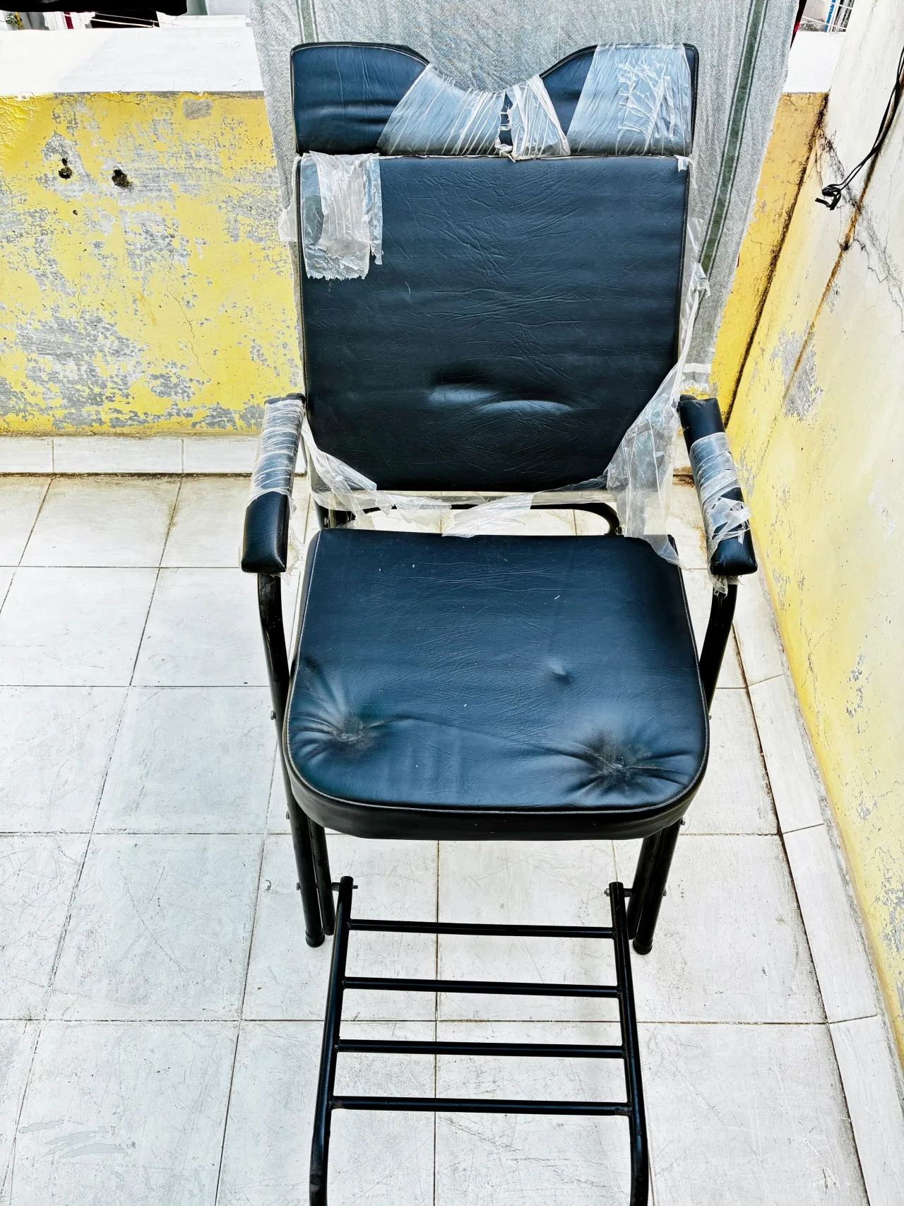 Professional black Salon Chair