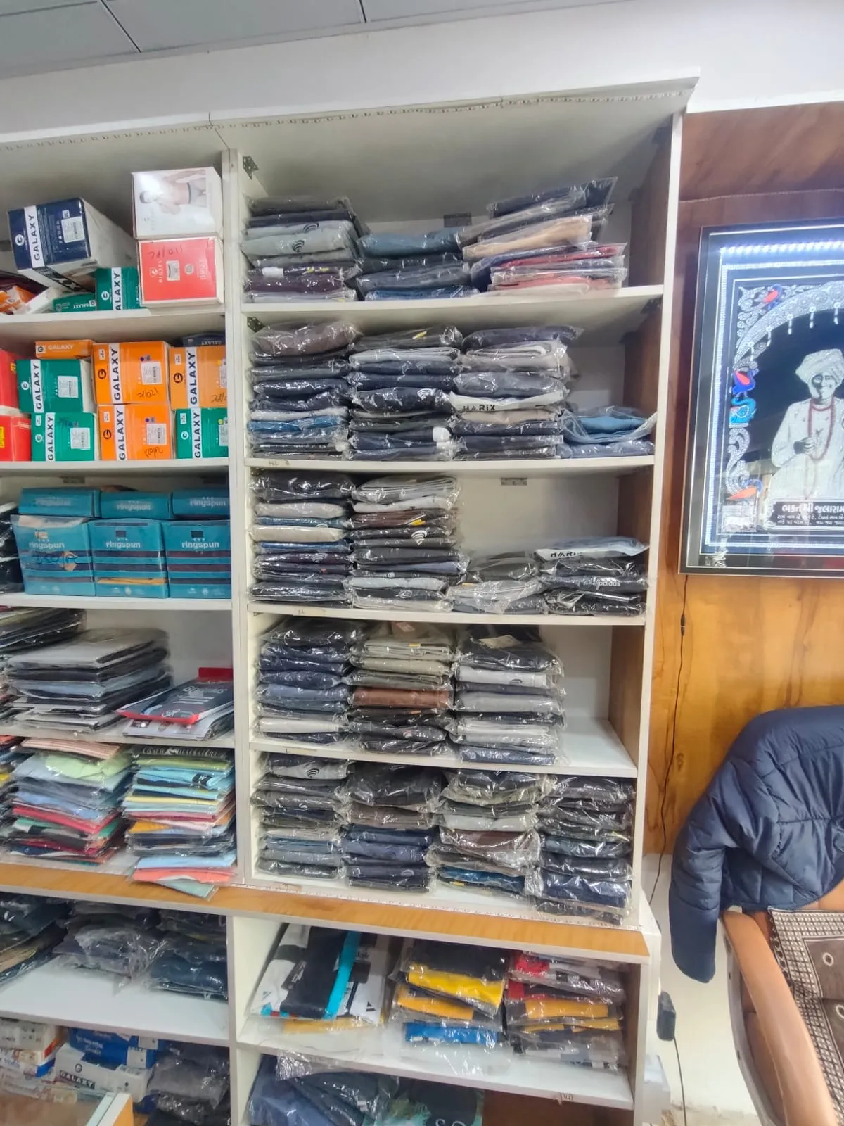 ફર્નિચર વેચવાનું  છે
