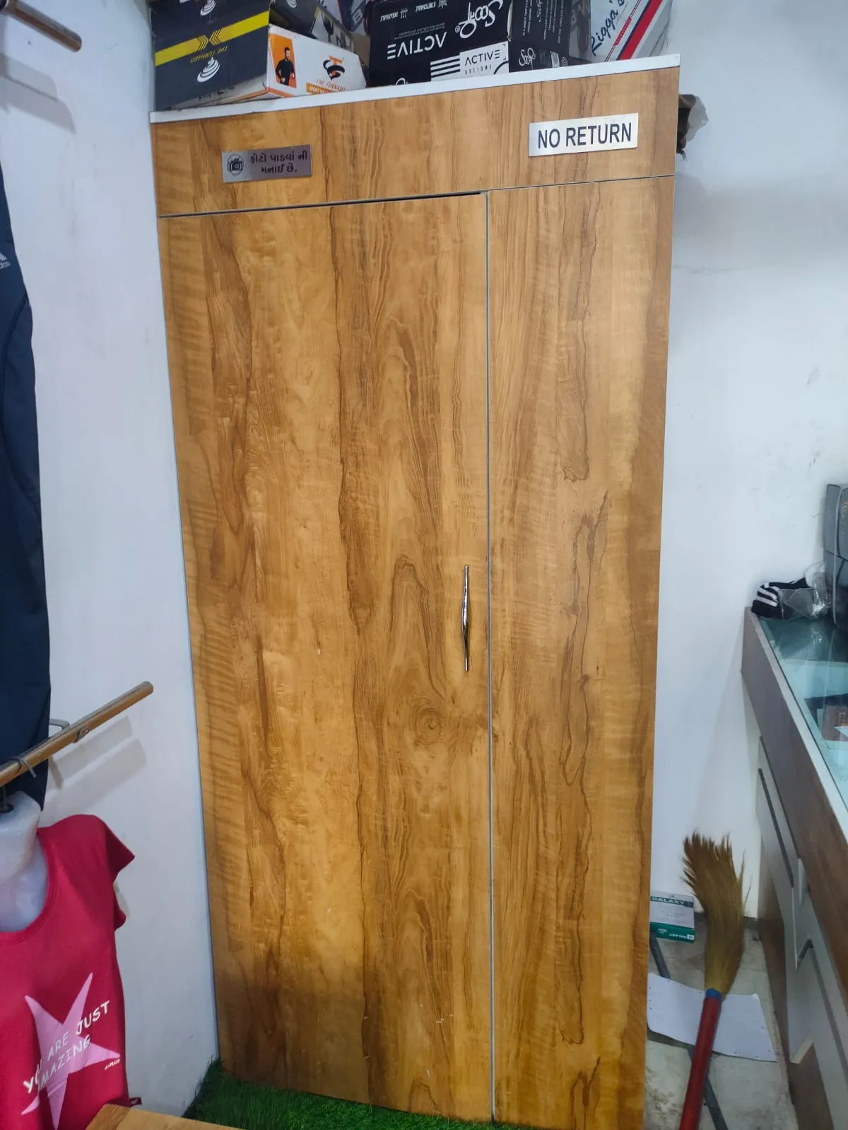 ફર્નિચર વેચવાનું  છે