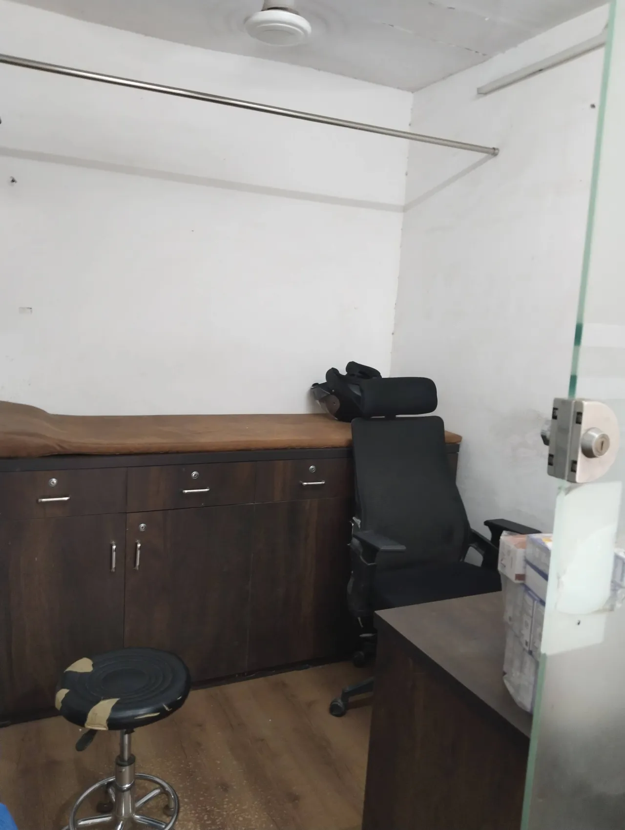 1 examination table,1 doctor chair,1 doctor table,1 patient chair