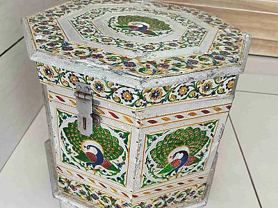 Box with artificial