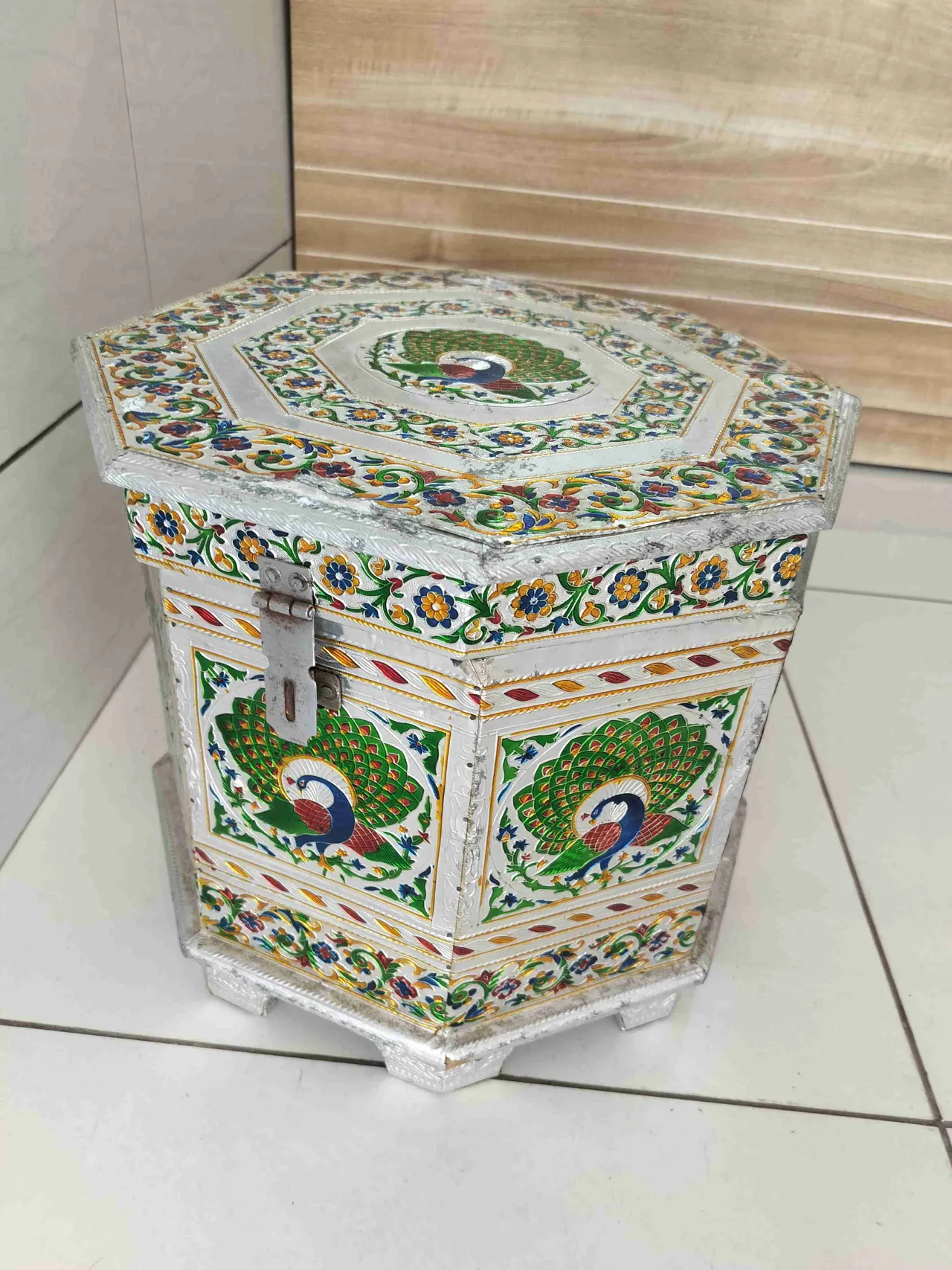 Box with artificial