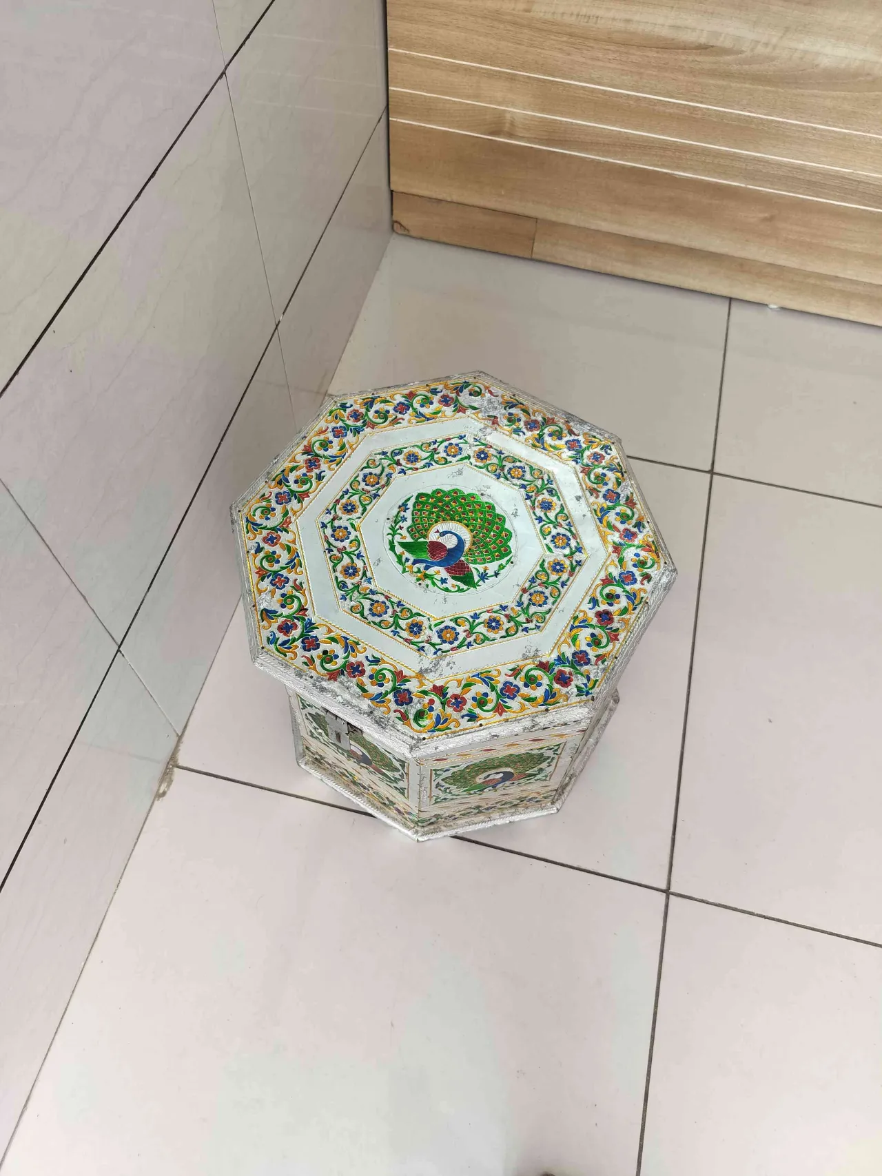 Box with artificial