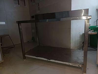 Stainless steel preparation table 48 x 30in