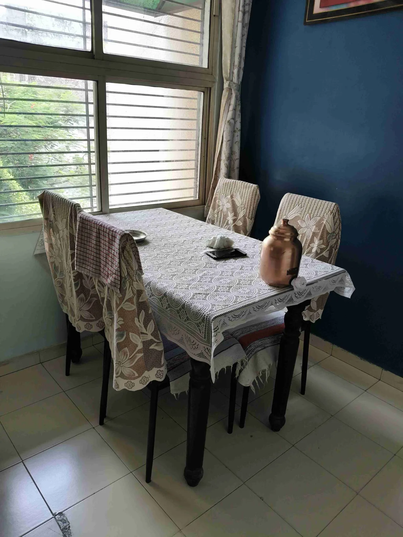 4  seater dining table with sag wooden