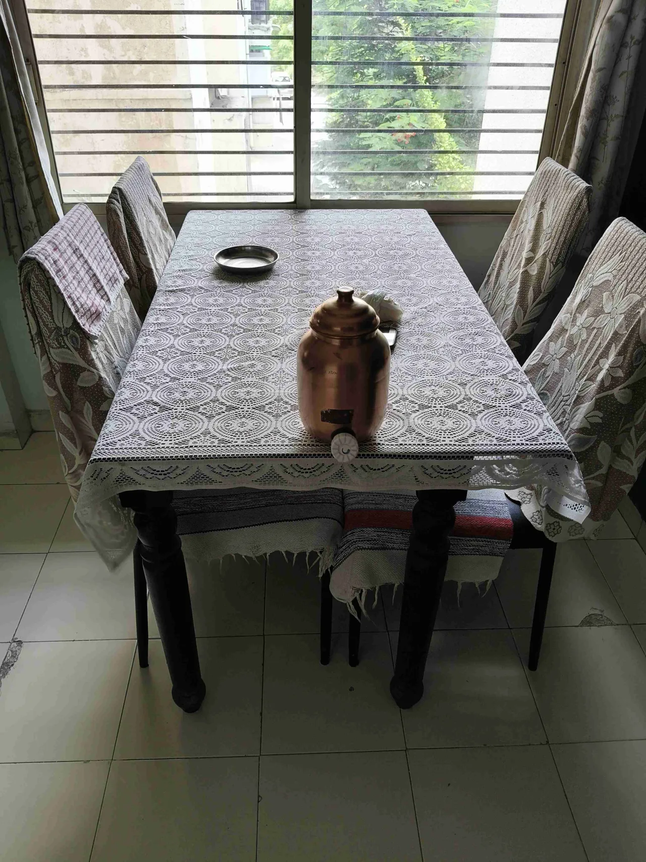 4  seater dining table with sag wooden