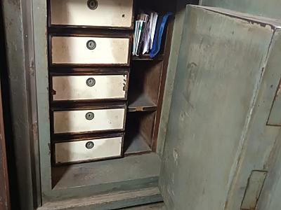 Locker, safe