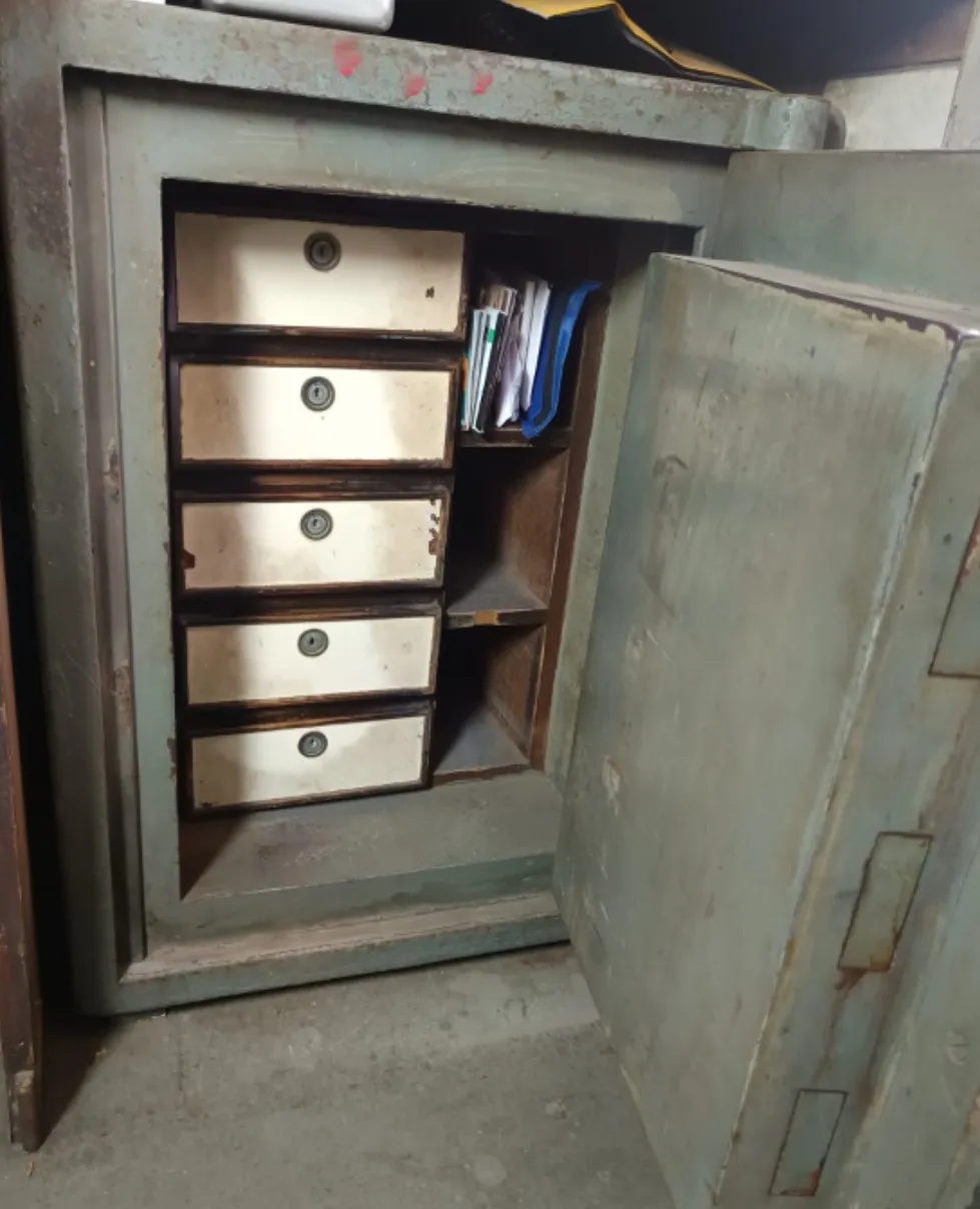 Locker, safe
