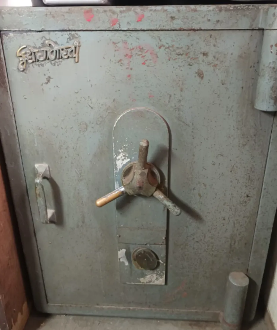 Locker, safe