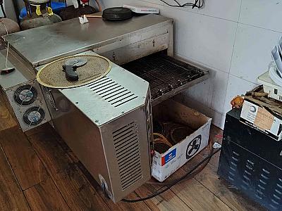 Gas conveyor pizza oven