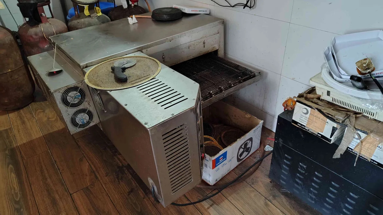 Gas conveyor pizza oven