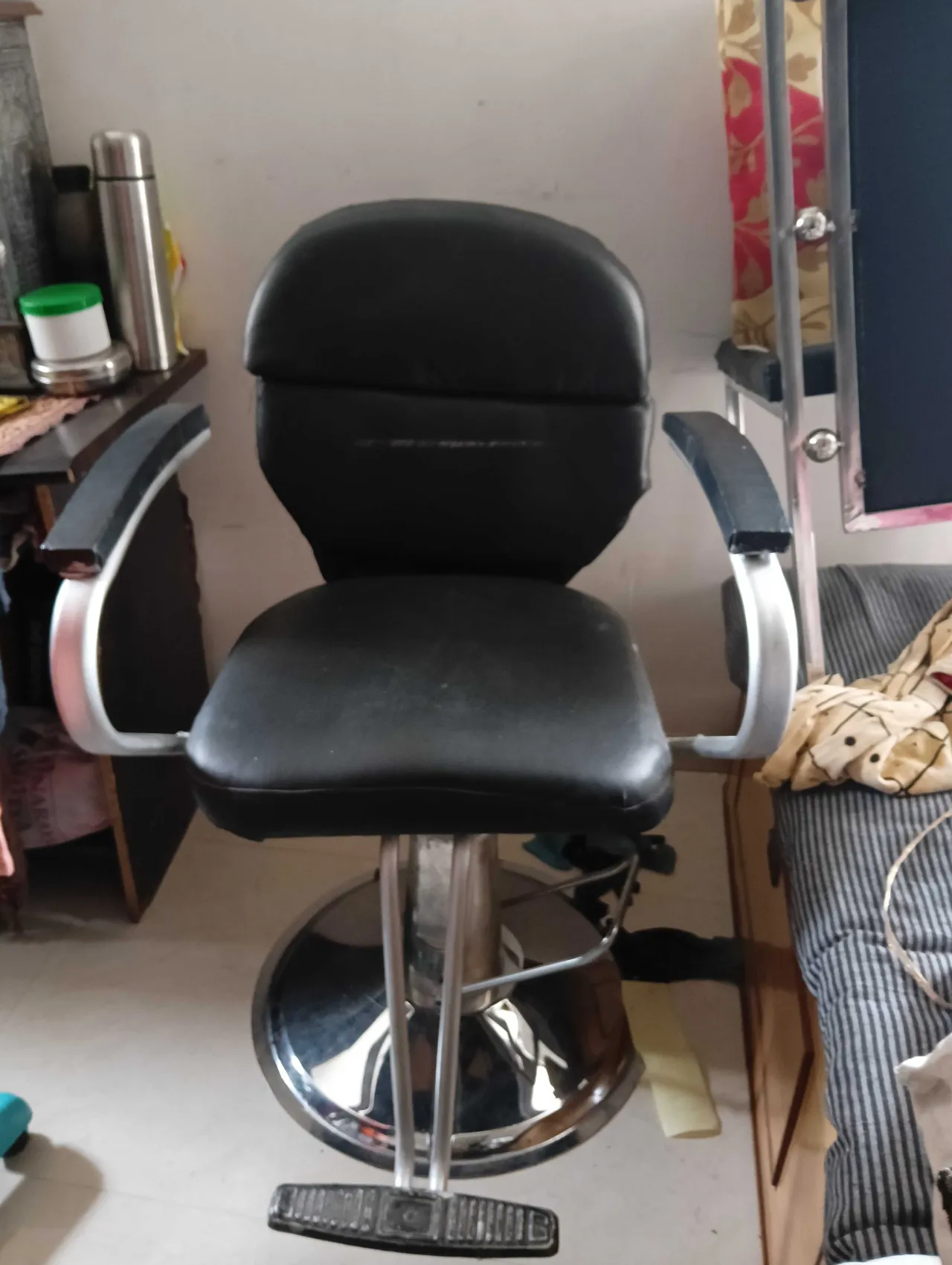 Beauty parlour chair for ladies salon
