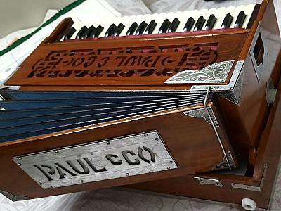 Paul & Co. Harmonium
