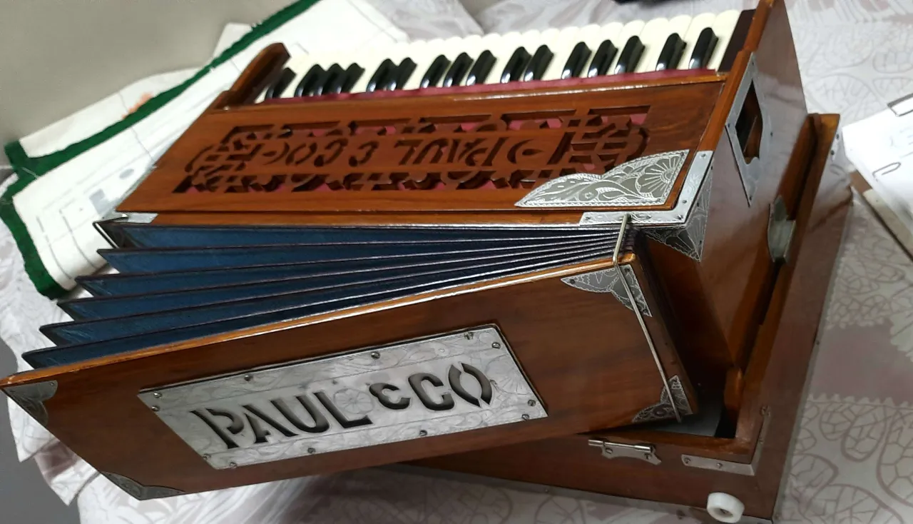 Paul & Co. Harmonium