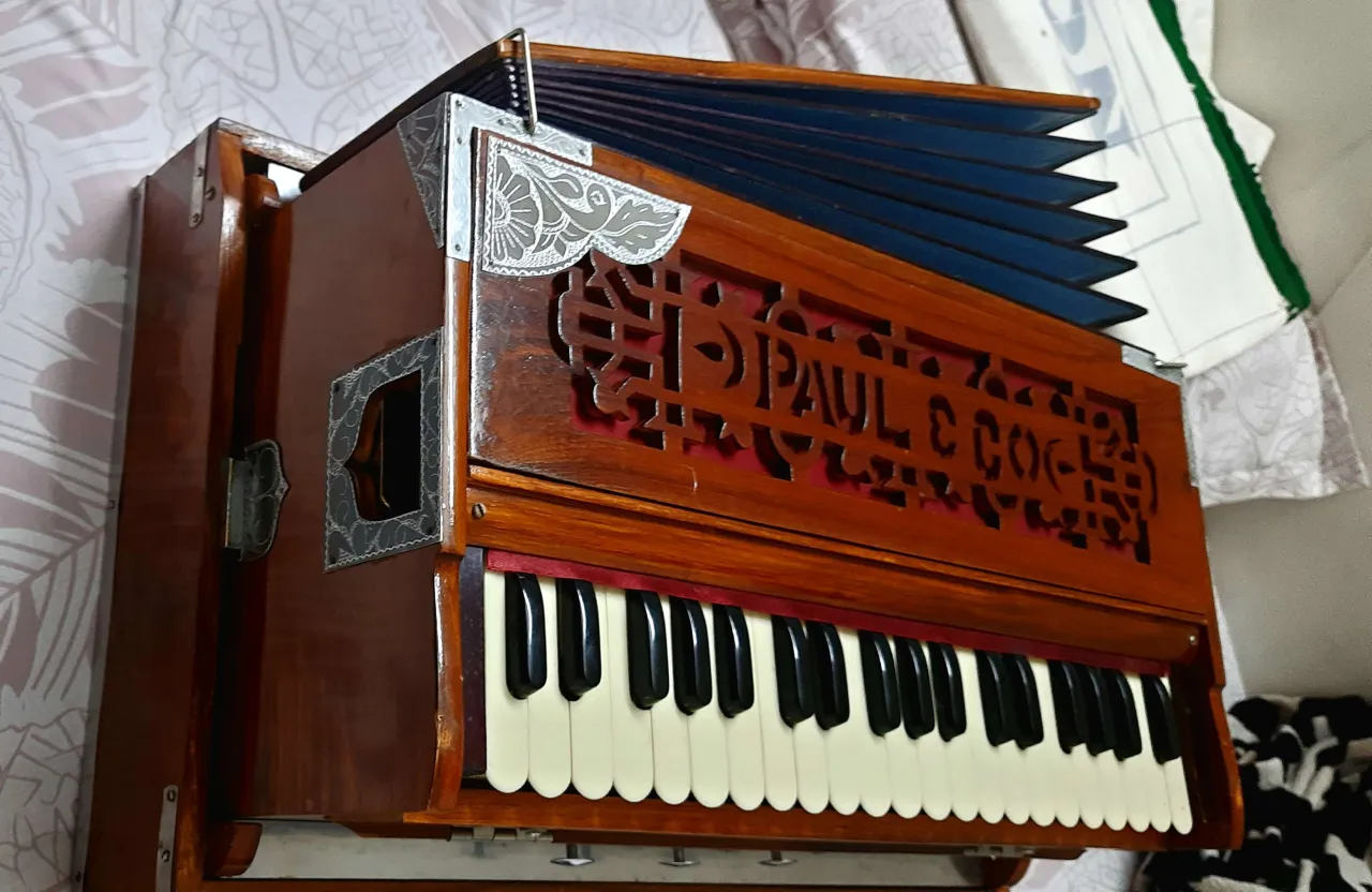 Paul & Co. Harmonium