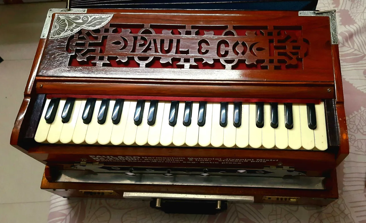 Paul & Co. Harmonium