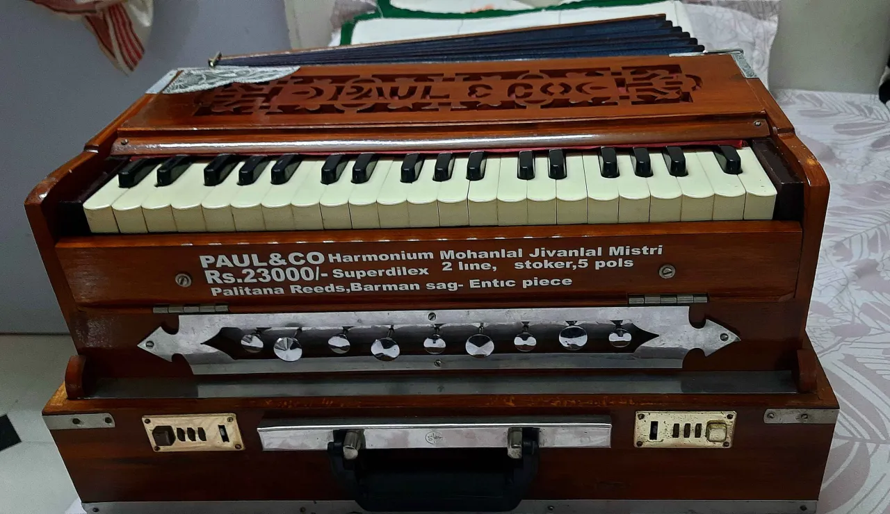 Paul & Co. Harmonium