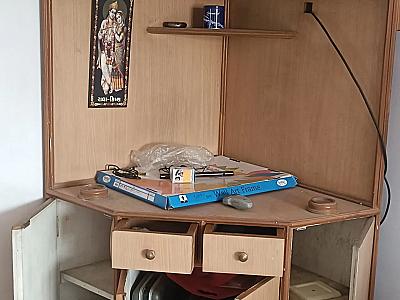 CORNER TV. UNIT SHOWCASE