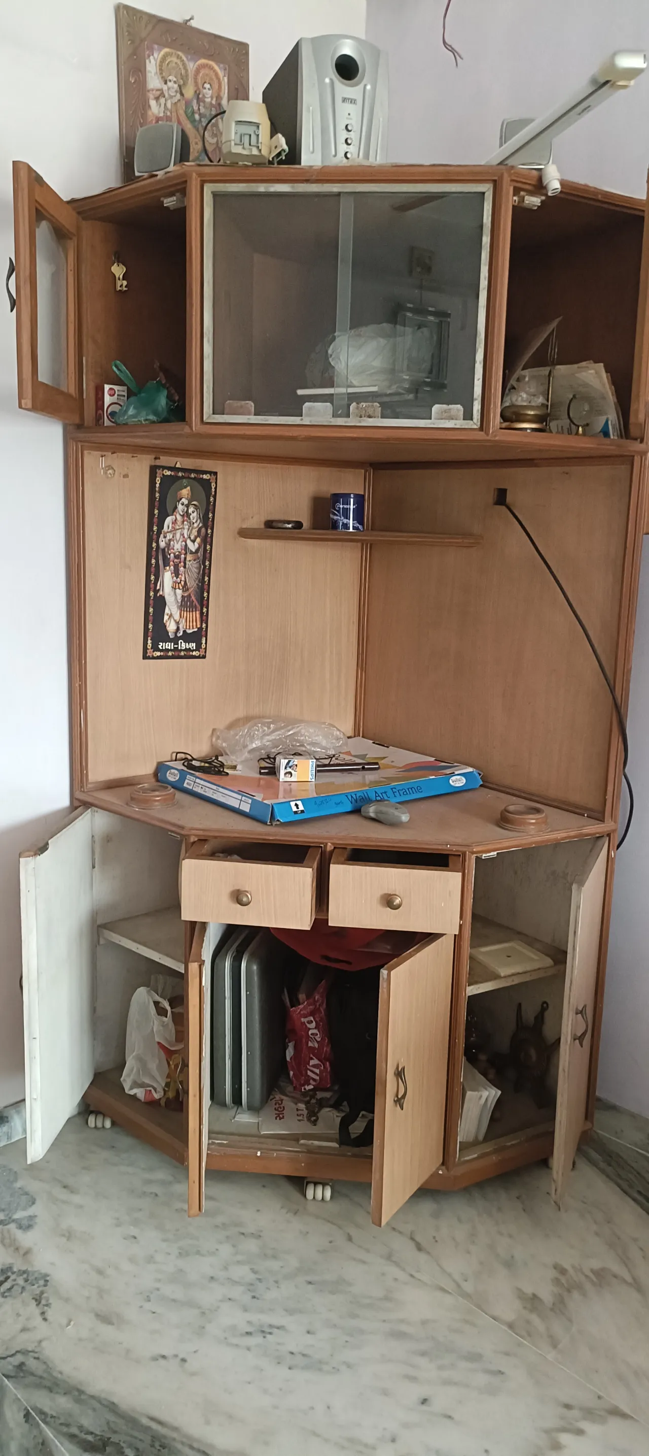 CORNER TV. UNIT SHOWCASE