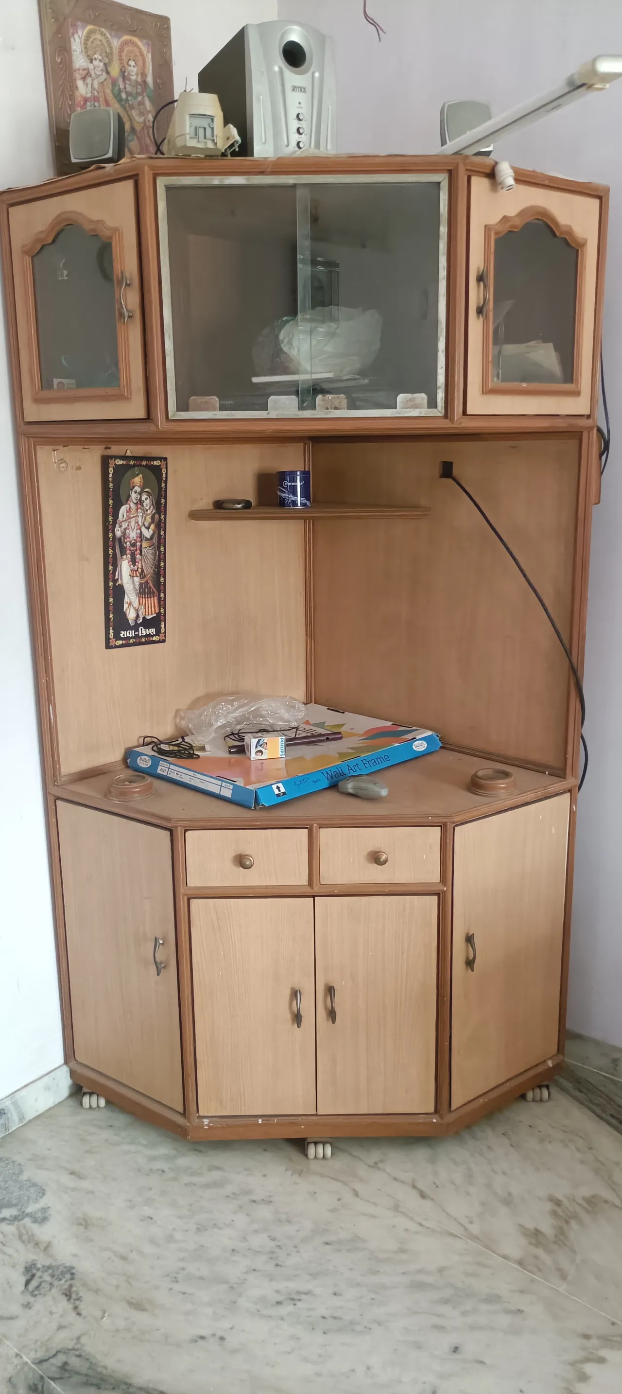 CORNER TV. UNIT SHOWCASE