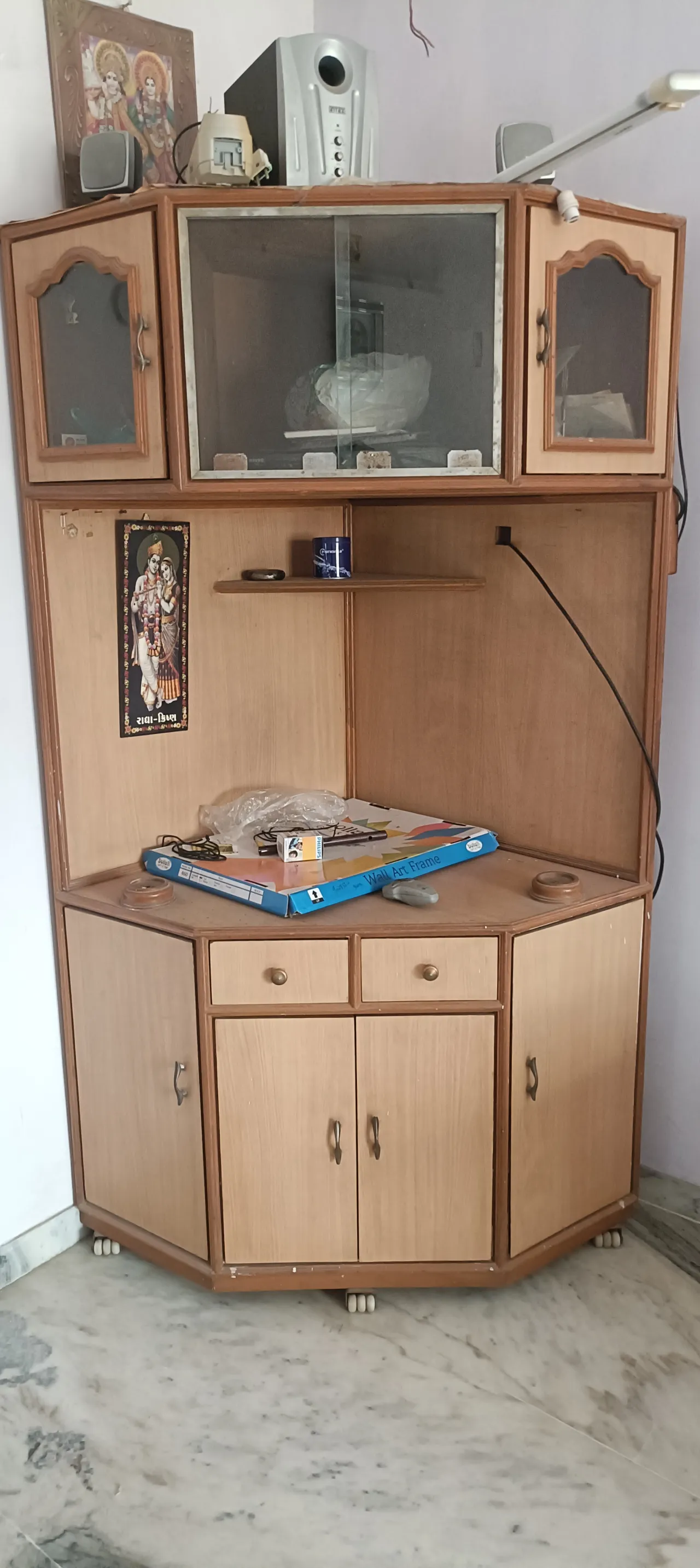 CORNER TV. UNIT SHOWCASE