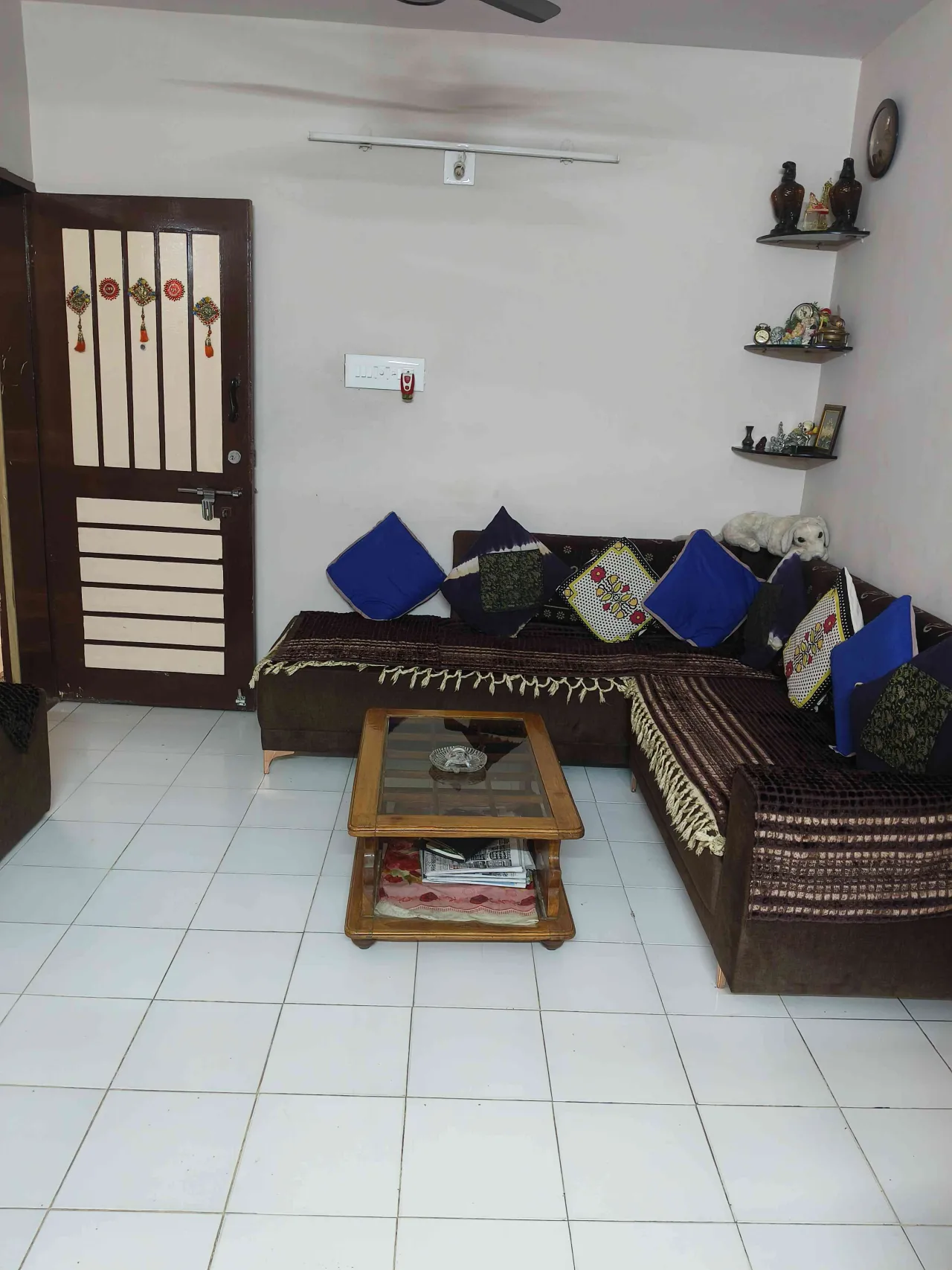 2 BHK jumbo size flat,fully furnished or fix furnished ,lift,wel maintaind. RAJKOT