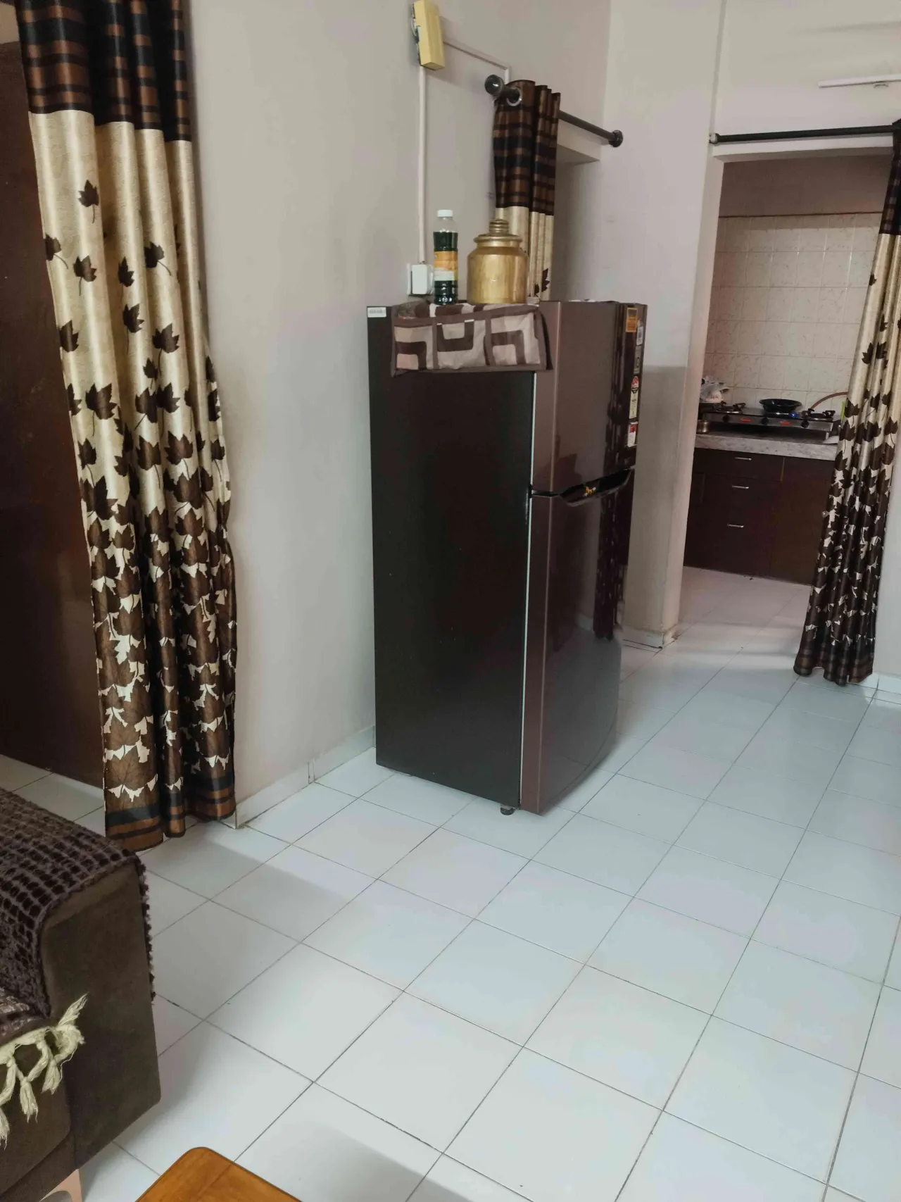 2 BHK jumbo size flat,fully furnished or fix furnished ,lift,wel maintaind. RAJKOT
