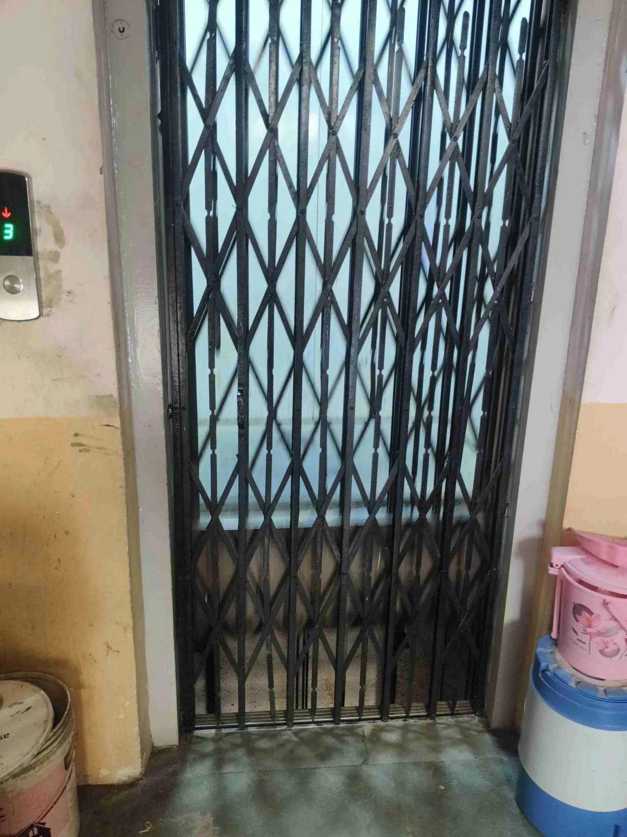 2 BHK jumbo size flat,fully furnished or fix furnished ,lift,wel maintaind. RAJKOT