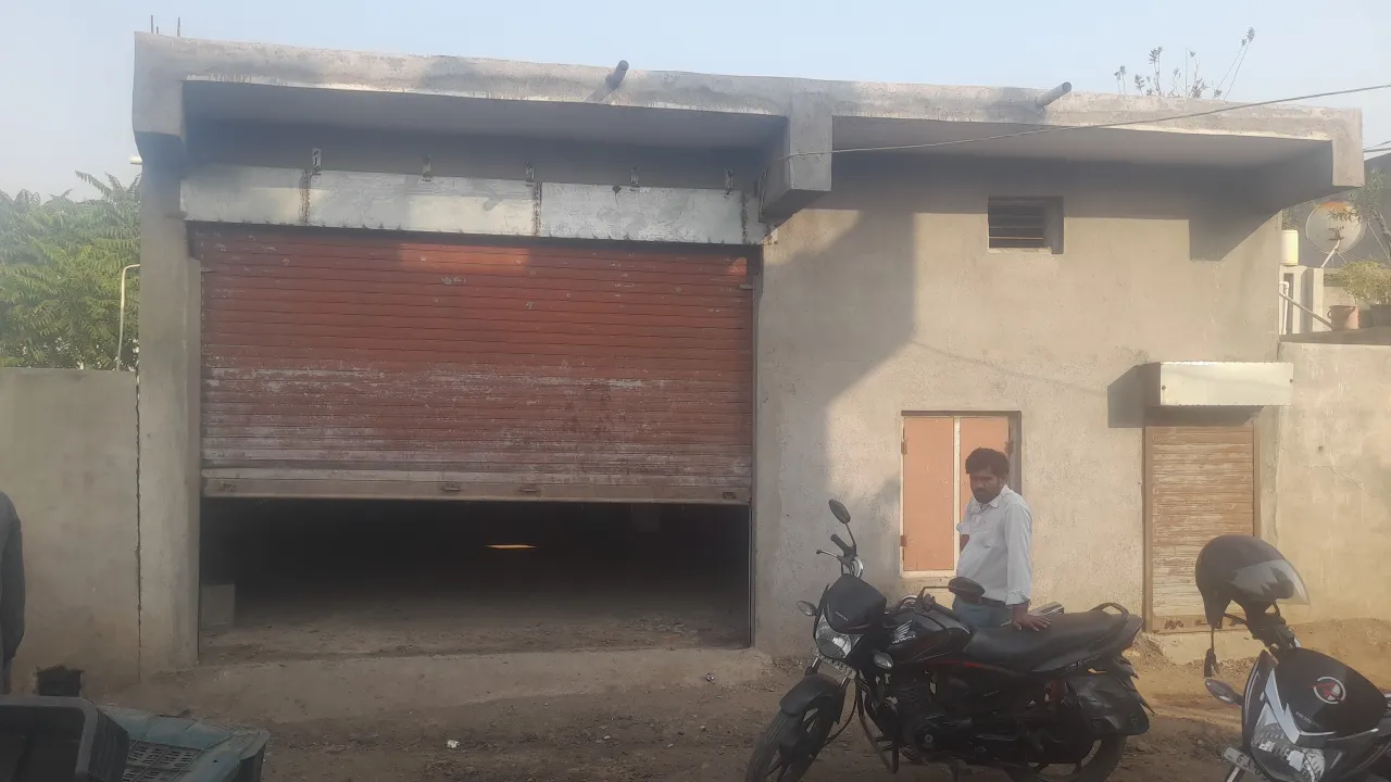 શેડ ભાડે અથવા વેચવાનૉ છે 150 વાર શેડ તૈયાર બાંઘકામ સાથે તેમજ લાઇટ કનેકશન સાથે રામપાર્ક ર ઉર્જા પ્લૉટીંગ મૉતી પ્લૉટીંગ ની પાછડ શીતળા માતાજીના મંદીર પાસે પારડીમા  કિંમત  30 લાખ  મૉ નં 9426444412