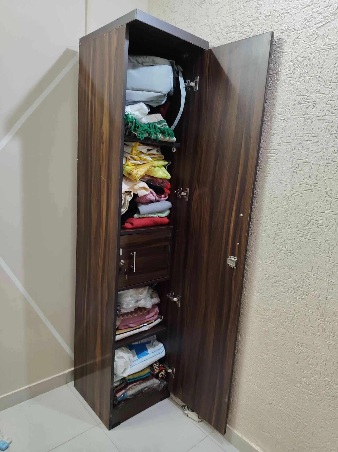 Single wardrobe