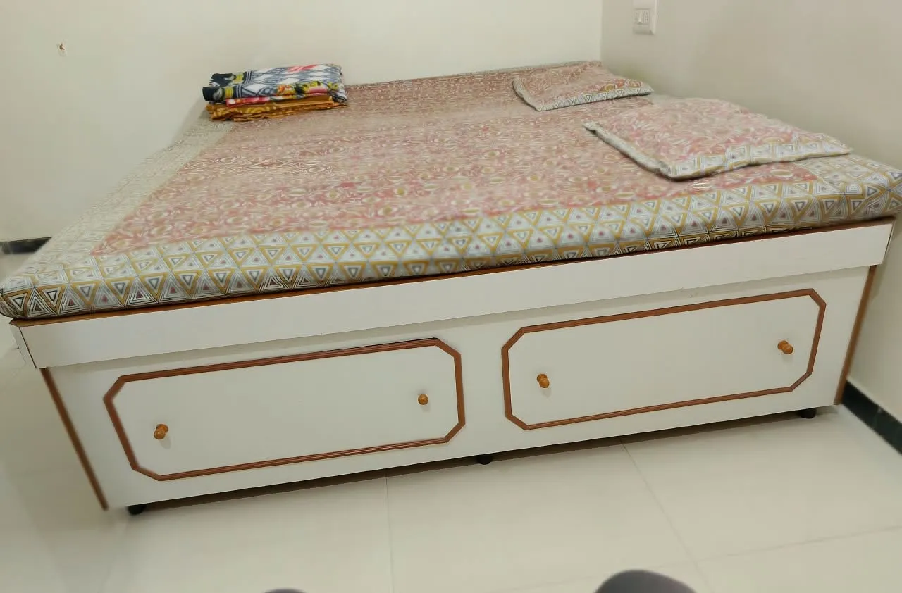 Double bed 6×4 with cotton mattress and plywood material