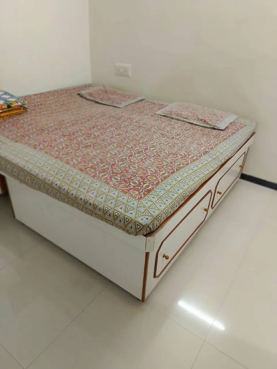 Double bed 6×4 with cotton mattress and plywood material